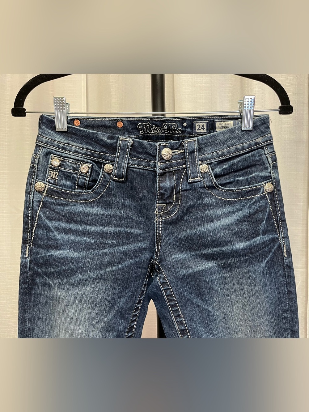 Miss Me brand bootcut jeans featuring a distinct Fleur de Lis design | size 24 - Picture 3 of 7